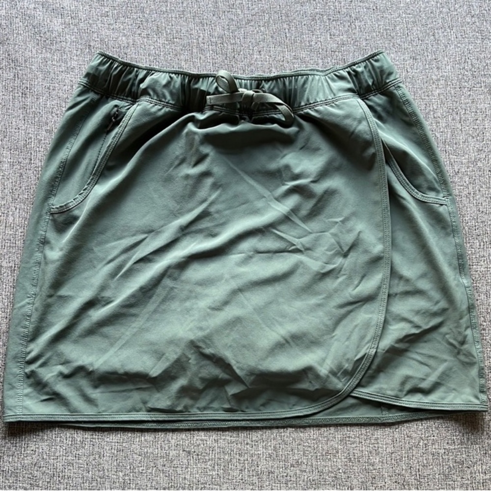 Patagonia Fleetwith Skort, Medium, Green. The cutest and comfiest skort.